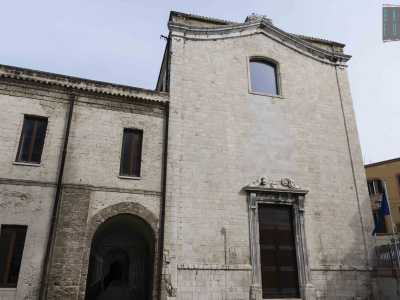 Passiamo ora dall�altro lato dell�atrio per ammirare la chiesa di San Francesco, la cui ristrutturazione � stata terminata solo alla fine dell�anno scorso. Si tratta di un edificio rifatto a partire dal 1511 e consacrato nel 1672 sui resti di una pi� antica chiesa trecentesca dedicata a Santa Caterina